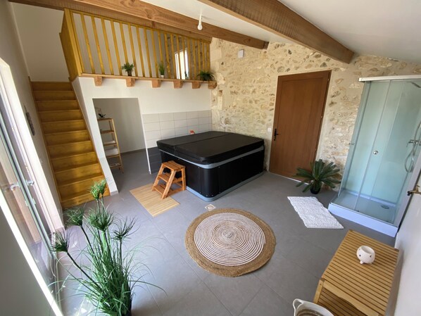 المنشأة من الداخل