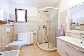 Douche, séchoir à cheveux, bidet, serviettes fournies