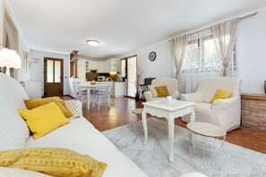 Smart TV, fireplace, DVD player, table tennis - Holiday home, 170 m² with pool and fenced garden with 10000 m² (ZMINJ)
