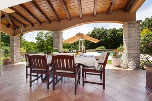 Outdoor dining - Holiday home, 170 m² with pool and fenced garden with 10000 m² (ZMINJ)