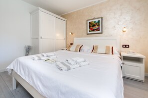 3 chambres, coffres-forts dans les chambres, bureau