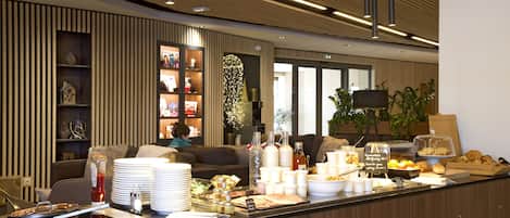 Daily continental breakfast (EUR 20 per person)