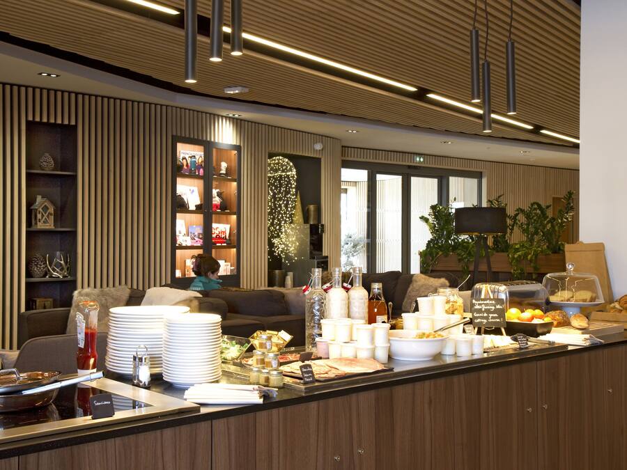 Daily continental breakfast (EUR 20 per person)