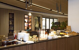 Desayuno continental diario (EUR 20 por persona)