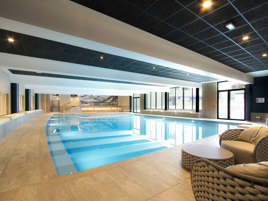 Una piscina cubierta