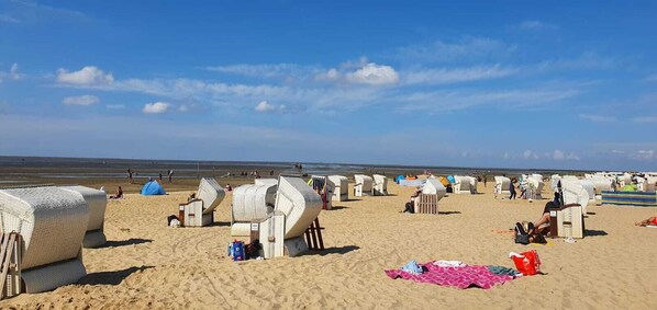 Vlak bij het strand, ligstoelen