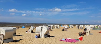 Vacation home fresh breeze directly on the North Sea dike