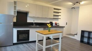 Fridge, microwave, oven, stovetop - Maison Indépendante 3 Chambres - Rebais (Rebais)