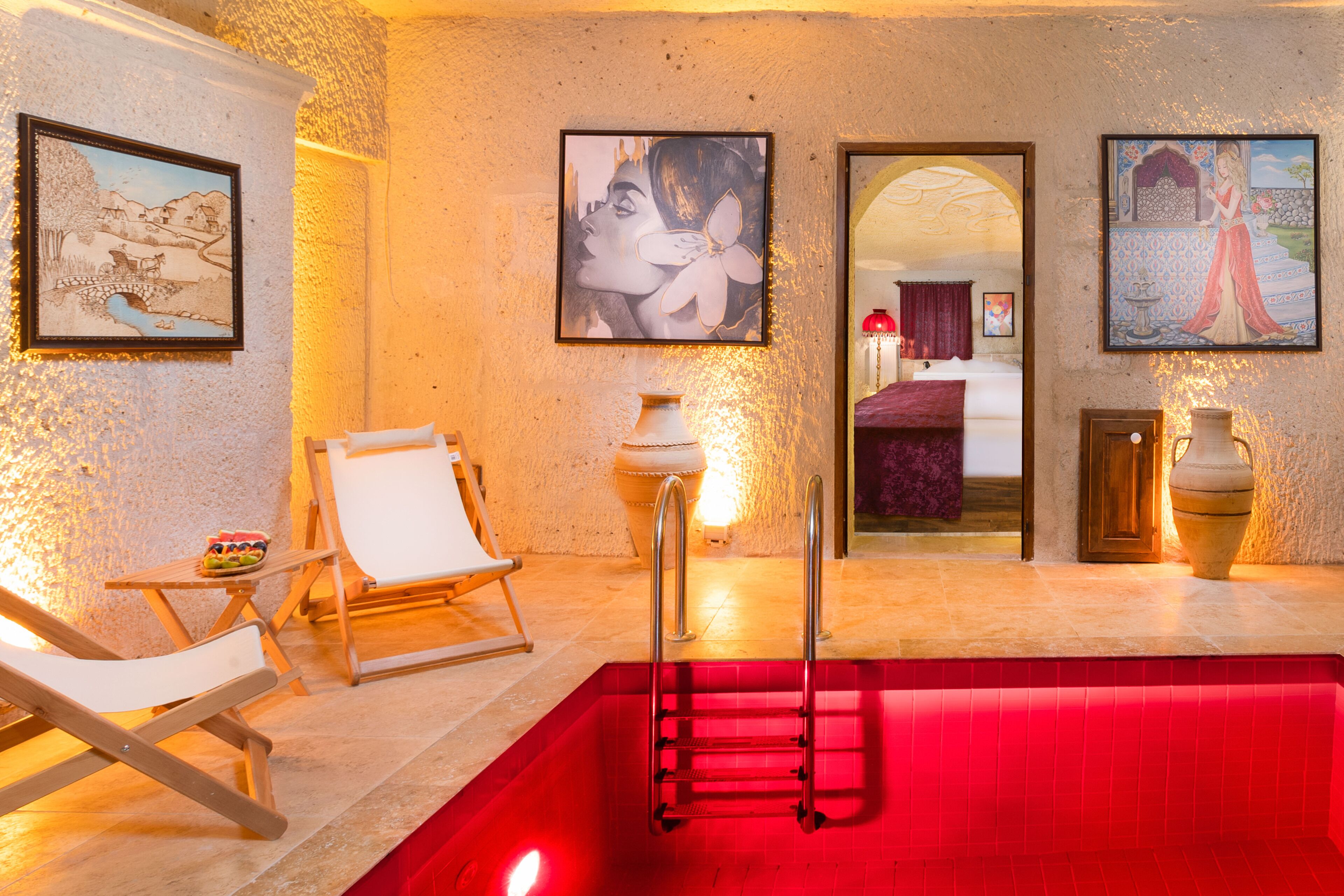 Ropa de cama de alta calidad y caja de seguridad en la habitación 