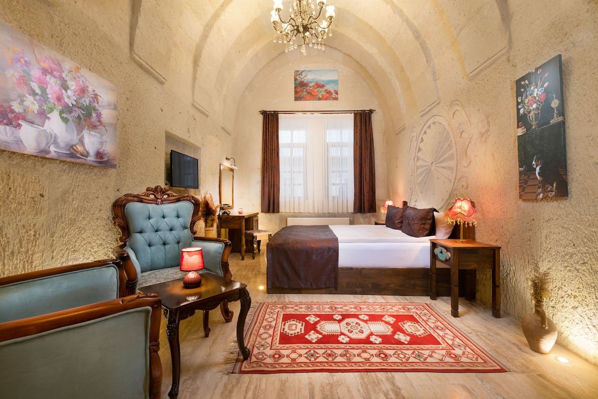 Traditional-Doppelzimmer | Hochwertige Bettwaren, Zimmersafe, Bügeleisen/Bügelbrett