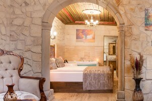 Ropa de cama de alta calidad y caja de seguridad en la habitación 