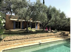 Een verwarmd zwembad