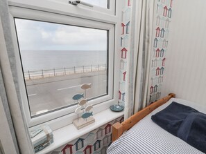3 bedrooms, individually decorated, individually furnished, free WiFi - 7 Marine Drive (Hartlepool)