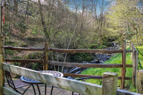 Cosy Eco-Cottage w/ garden stream: mountains & rivers to explore!