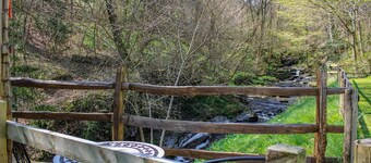 Cosy Eco-Cottage w/ garden stream: mountains & rivers to explore!