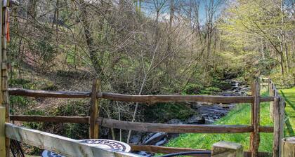 Cosy Eco-Cottage w/ garden stream: mountains & rivers to explore!