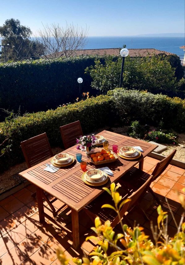Outdoor dining - Holiday House in Sicily (Aci Castello)