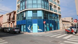 A modern building with a blue facade and large windows. - Alojamiento Med The Blue Med. (El Campello)