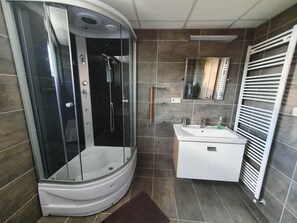 Bathtub, jetted tub, free toiletries, towels