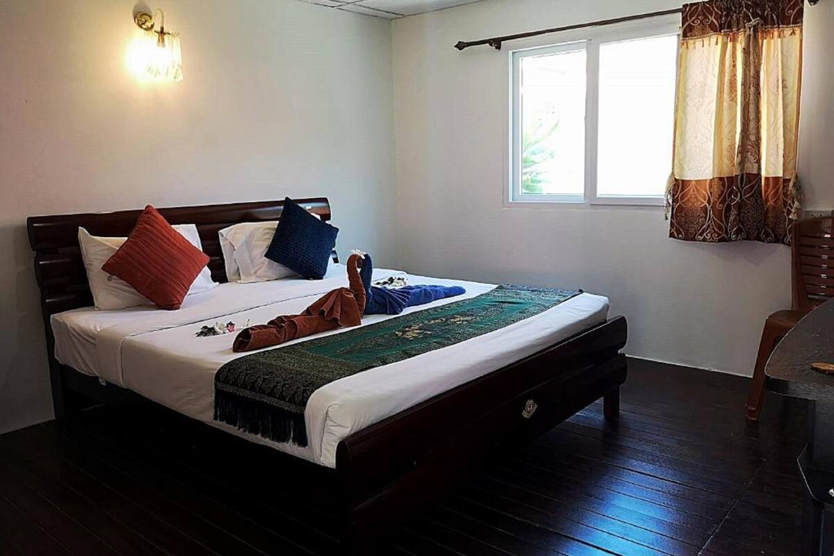 Rom – deluxe, terrasse | Safe på rommet, wi-fi (inkludert) og sengetøy