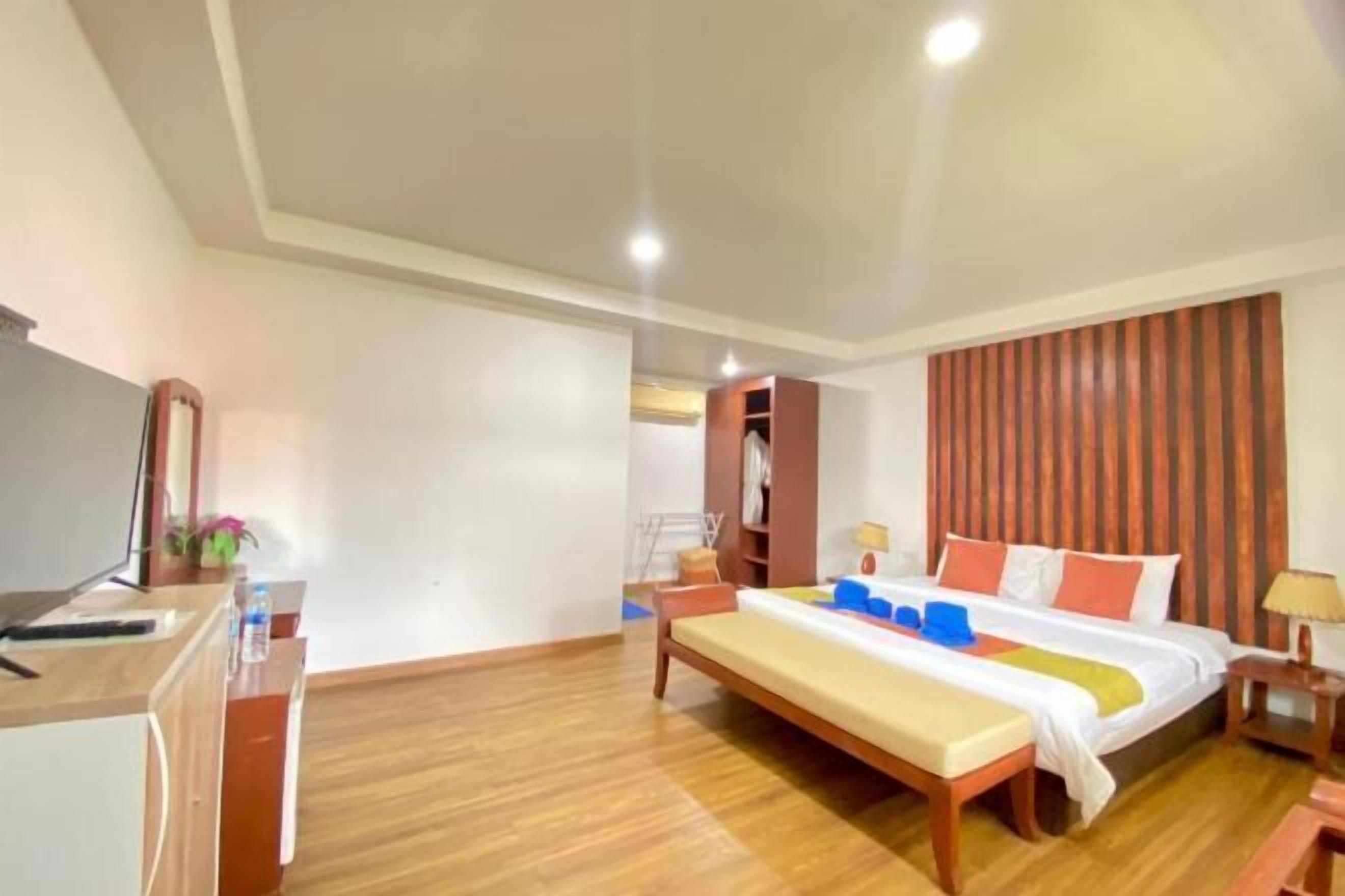 In-room safe, free WiFi, bed sheets