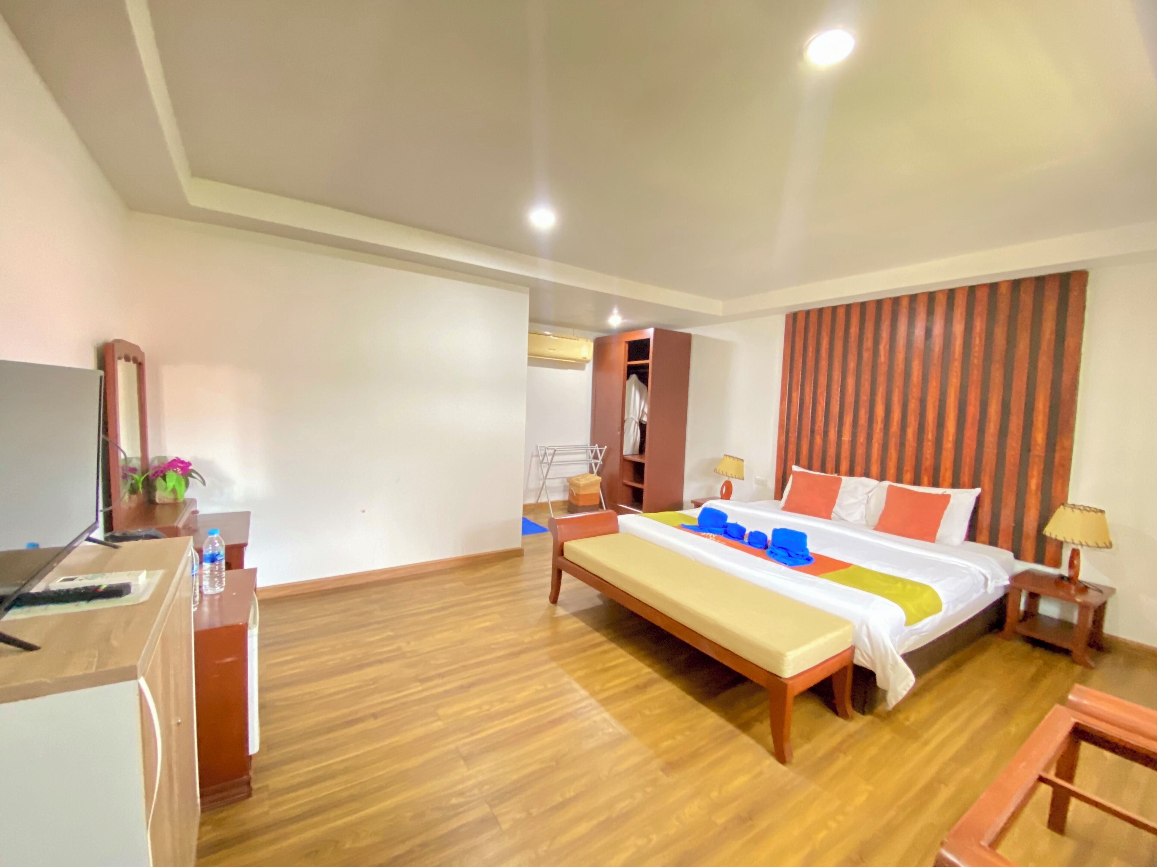 In-room safe, free WiFi, bed sheets