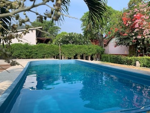 สระว่ายน้ำกลางแจ้ง