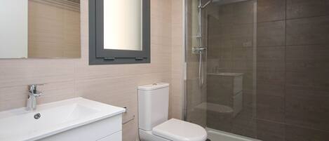 Kombination af bruser/badekar, hårtørrer