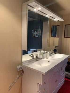 Duschwanne, Haartrockner, Handtücher, Seife