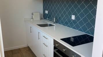 Réfrigérateur, four, plaque de cuisson, cafetiÚre/bouilloire