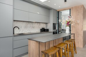 Deluxe Apartment | Private kitchen | Fridge, microwave, oven, stovetop - De Waterkant Piazza 301 (Cape Town)