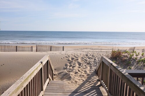 362 Dog-Friendly Ocean-Front Duplex - Ocean Views and Close to Pier