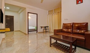 Premium Room | Desk - Treebo Apple Villa Jakkur (Bengaluru)