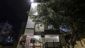 Un edificio de varios pisos con letreros que indican 'Apple Villa Residences'.