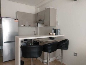 Réfrigérateur, four, plaque de cuisson, cafetiÚre/bouilloire