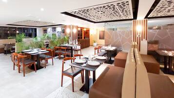 Päivittäinen mannermainen aamiainen (5 USD per henkilö)