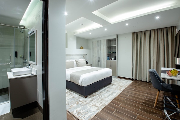 Habitación Deluxe | Caja fuerte, cortinas opacas, sistema de insonorización