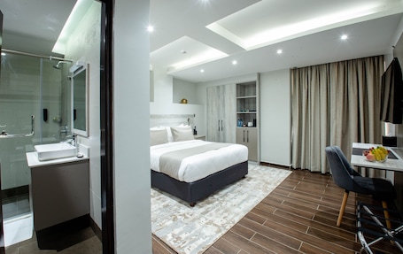 Deluxe Room | In-room safe, blackout drapes, soundproofing, iron/ironing board