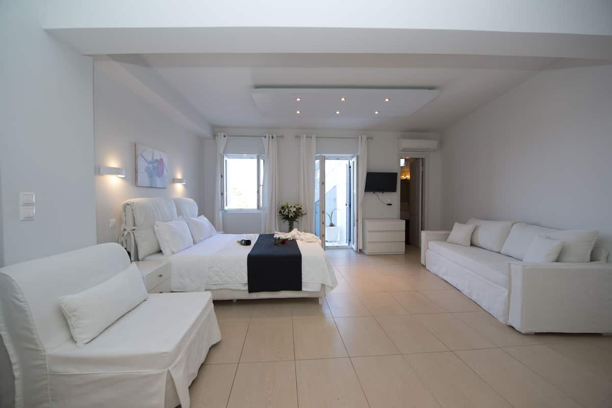 Deluxe Suite with Sea View | Minibar, pengeskab på værelset, lydisolering, gratis Wi-Fi