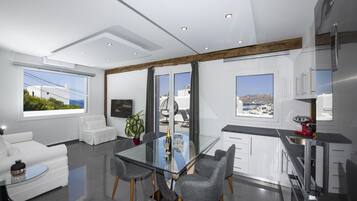 Superior Suite with Sea View and Outdoor Hot tub | Área de sala de estar | Televisión de pantalla plana de 13 pulgadas con canales por cable