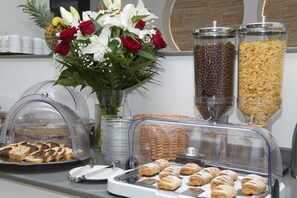 Free daily buffet breakfast - Zannis Hotel (Mykonos)