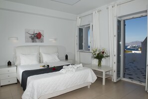 Deluxe Suite with Sea View | 1 bedroom, minibar, in-room safe, soundproofing