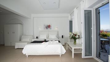 Un dormitorio moderno con una cama grande, una mesita de noche, un armario y una puerta de cristal corredera que da a un espacio exterior.
