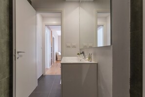Ducha, secador de pelo, bidet, toallas