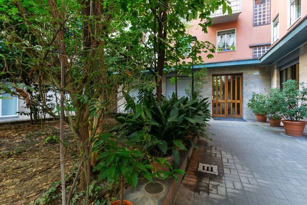 Exterior detail - GuestHost - Modern central apartment a short distance from Piazza Santo Stefano located on the first floor with a furnished terrace of about 40 square meters. Able to accommodate 4 people, ideal for those who want to visit Bologna and its surroundings or (Bologna)