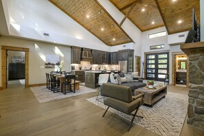 Smart TV, fireplace - Cozy, modern rustic cabin on the water, near all Pine Lake fun & top amenities! (Broken Bow)