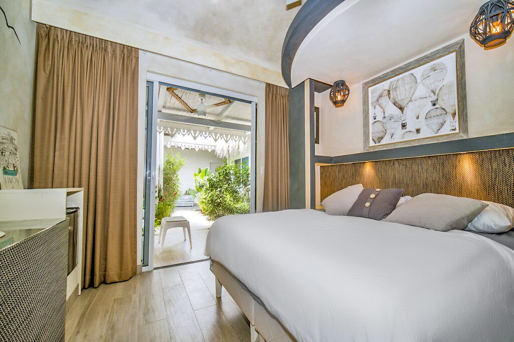 8 bedrooms, desk, iron/ironing board, travel cot