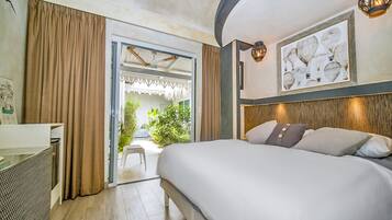 8 bedrooms, desk, iron/ironing board, travel cot