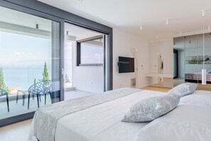 3 bedrooms, in-room safe, desk, iron/ironing board