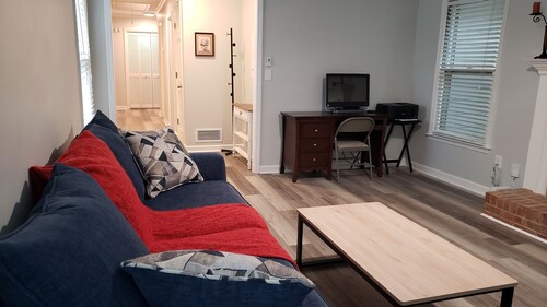 5 minutes to the theme park! Family-sized condo with game room & deck